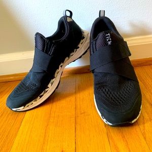 Tiems athletic shoe, size 9. W/ SPD clips